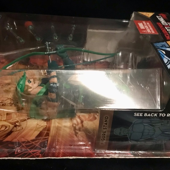 DC Universe Green Arrow Figurine Wave 9 Figure 7 - Picture 3 of 6